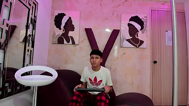 Snapshot of HORNY_PRETTY chatting on December 21, 2025, 1:35 pm HORNY PRETTY online show from December 21, 2025, 1:35 pm