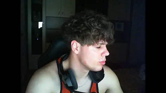 GymGuy0505 online show from December 15, 2025, 10:48 pm