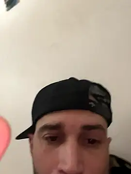 Snapshot of kingNQueen1211 chatting on December 22, 2025, 5:46 pm kingNQueen1211 online show from December 22, 2025, 5:46 pm