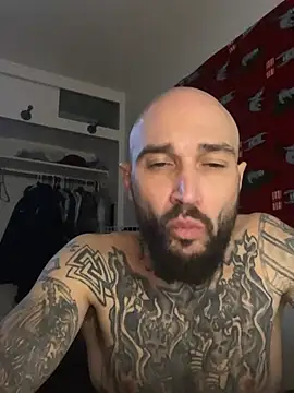 Snapshot of kingNQueen1211 chatting on March 6, 2026, 6:19 am kingNQueen1211 online show from March 6, 2026, 6:19 am