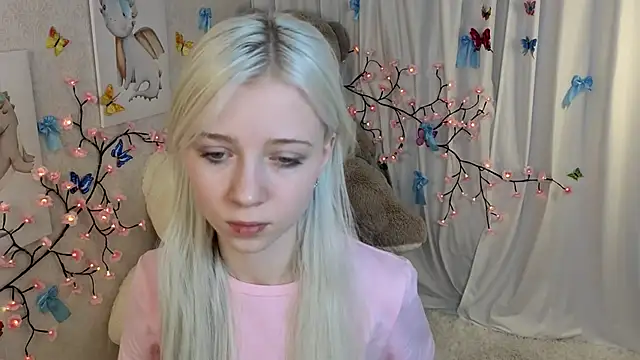 ViollaBloom online show from January 10, 2026, 1:23 am