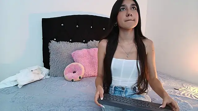 Snapshot of Mimi_Glow chatting on February 19, 2026, 7:22 pm Mimi Glow online show from February 19, 2026, 7:22 pm