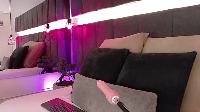 luna blannco online show from January 9, 2026, 2:35 pm