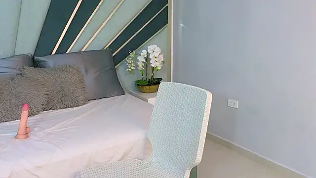 DulceeEsmeralda online show from March 12, 2026, 2:10 pm