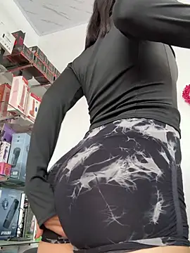 lunaluxury22 online show from April 15, 2026, 8:20 pm