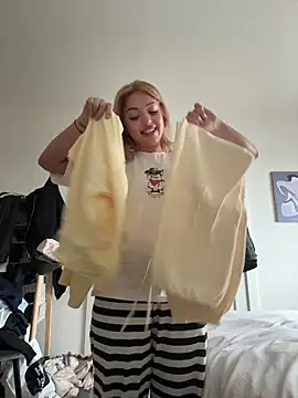 SilkyMira online show from December 22, 2025, 11:21 am