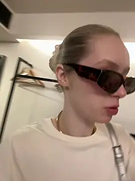 Snapshot of SunnyShiney chatting on February 1, 2026, 12:47 pm SunnyShiney online show from February 1, 2026, 12:47 pm