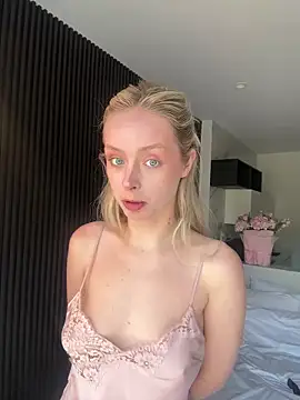 Snapshot of SunnyShiney chatting on February 9, 2026, 8:23 am SunnyShiney online show from February 9, 2026, 8:23 am