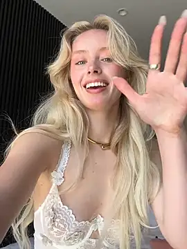 Snapshot of SunnyShiney chatting on February 10, 2026, 6:34 am SunnyShiney online show from February 10, 2026, 6:34 am