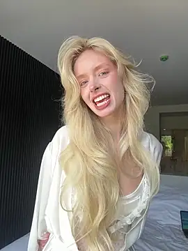 Snapshot of SunnyShiney chatting on February 17, 2026, 2:53 am SunnyShiney online show from February 17, 2026, 2:53 am