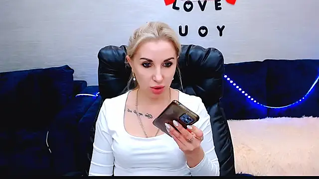 Snapshot of Hanna--Sweet chatting on December 19, 2025, 10:28 am Hanna--Sweet online show from December 19, 2025, 10:28 am