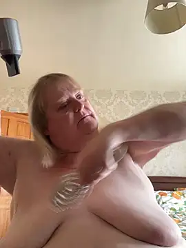 Curvy-Irish-CrystalX online show from April 19, 2026, 12:50 pm