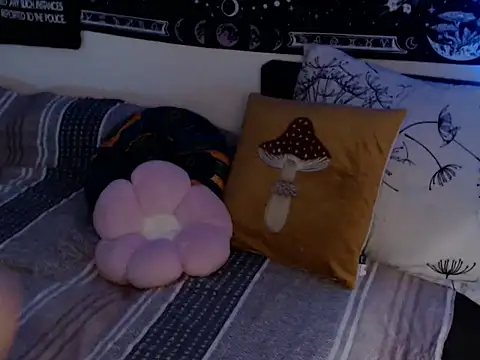 Snapshot of AlienforTwenty chatting on February 13, 2026, 1:55 pm AlienforTwenty online show from February 13, 2026, 1:55 pm