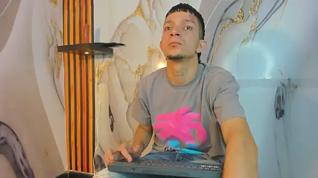 Snapshot of Straight_Guy22 chatting on December 21, 2025, 4:14 am Straight Guy22 online show from December 21, 2025, 4:14 am