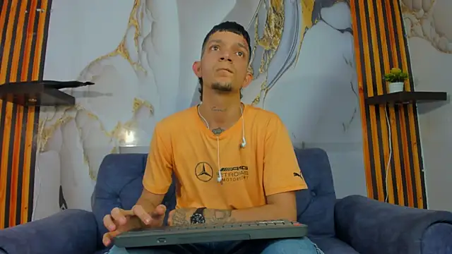 Snapshot of Straight_Guy22 chatting on December 18, 2025, 4:06 am Straight Guy22 online show from December 18, 2025, 4:06 am