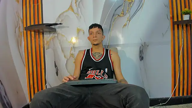 Snapshot of Straight_Guy22 chatting on December 19, 2025, 4:16 am Straight Guy22 online show from December 19, 2025, 4:16 am