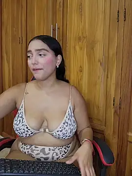 Snapshot of Mia_em chatting on June 11, 2026, 12:32 am Mia em online show from June 11, 2026, 12:32 am