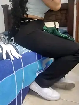 SHARLOT2427 online show from December 18, 2025, 9:40 pm