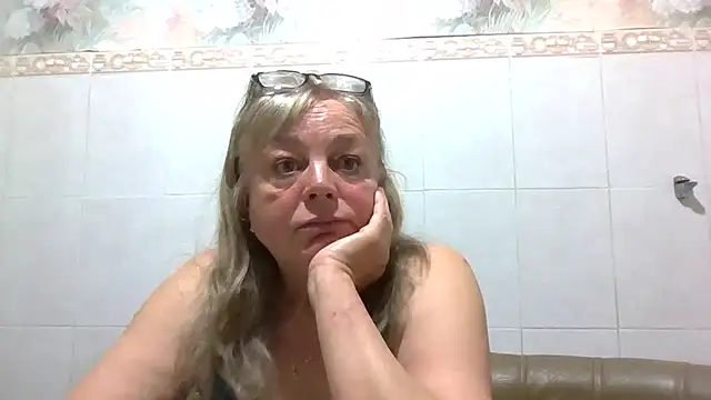 LinaLight88 online show from April 15, 2026, 7:58 pm