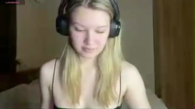 Snapshot of SkyeDavis chatting on February 5, 2026, 8:59 pm SkyeDavis online show from February 5, 2026, 8:59 pm