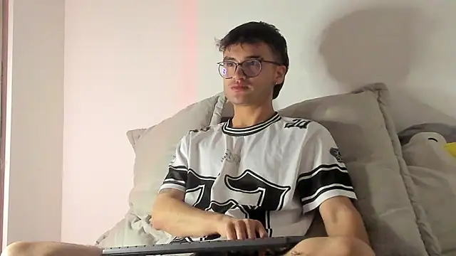 Snapshot of charlie_dicker chatting on February 21, 2026, 4:58 am charlie dicker online show from February 21, 2026, 4:58 am