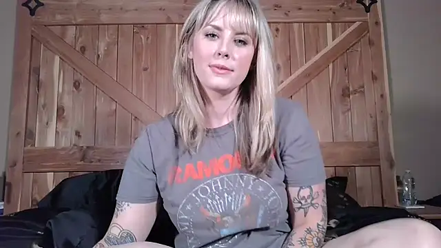 Snapshot of onesmittenkitten chatting on May 19, 2026, 5:42 pm onesmittenkitten online show from May 19, 2026, 5:42 pm