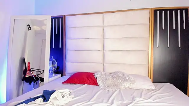 Snapshot of JuliMonroe19 chatting on February 20, 2026, 1:13 pm JuliMonroe19 online show from February 20, 2026, 1:13 pm