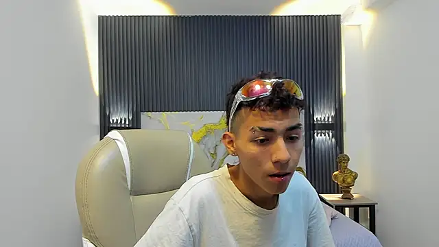 Snapshot of TaylerMiles chatting on January 14, 2026, 2:59 am TaylerMiles online show from January 14, 2026, 2:59 am