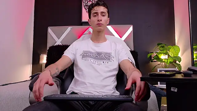 Snapshot of Ithan_Skin chatting on January 7, 2026, 11:48 am Ithan Skin online show from January 7, 2026, 11:48 am