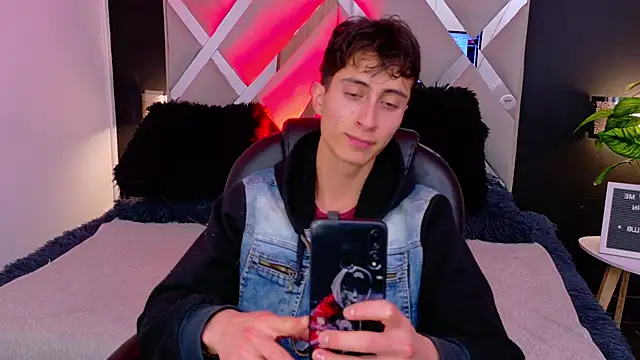 Snapshot of Ithan_Skin chatting on December 17, 2025, 11:48 am Ithan Skin online show from December 17, 2025, 11:48 am