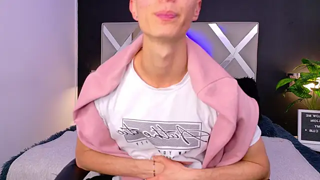 Snapshot of Ithan_Skin chatting on December 16, 2025, 1:37 pm Ithan Skin online show from December 16, 2025, 1:37 pm