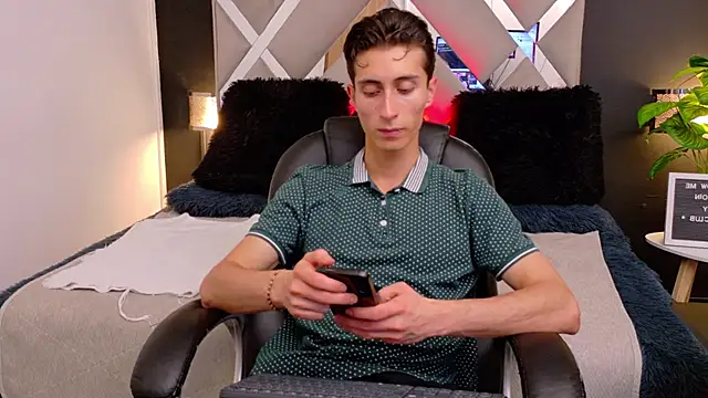 Snapshot of Ithan_Skin chatting on January 10, 2026, 11:38 am Ithan Skin online show from January 10, 2026, 11:38 am