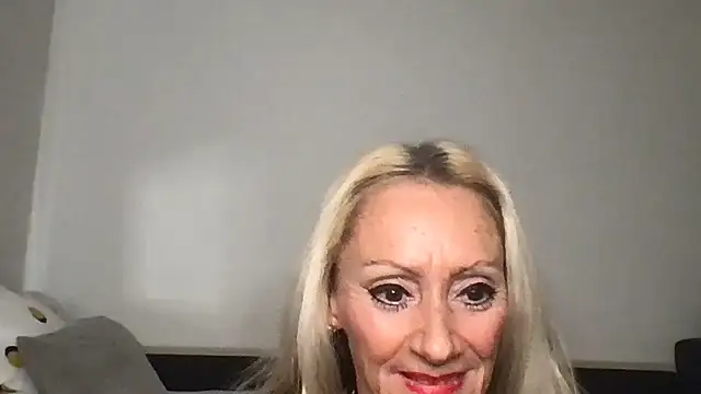 siennadiamond online show from May 9, 2026, 3:26 pm