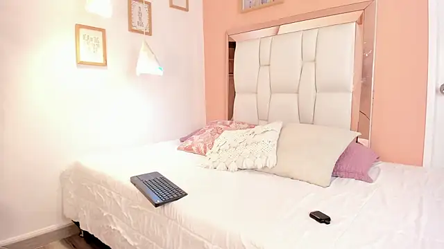 Kloebaby  online show from April 30, 2026, 8:27 pm