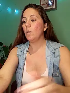 Snapshot of SofiEsteves chatting on June 14, 2026, 8:43 pm SofiEsteves online show from June 14, 2026, 8:43 pm