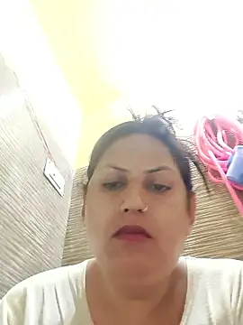 Hotmylips online show from April 17, 2026, 2:58 am