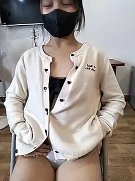 Snapshot of Miu_ii chatting on December 19, 2025, 1:24 pm Miu ii online show from December 19, 2025, 1:24 pm