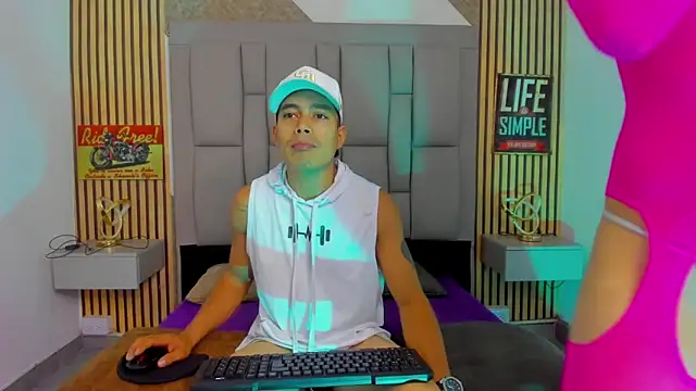 Snapshot of pleasureroomxx chatting on January 15, 2026, 11:35 am pleasureroomxx online show from January 15, 2026, 11:35 am