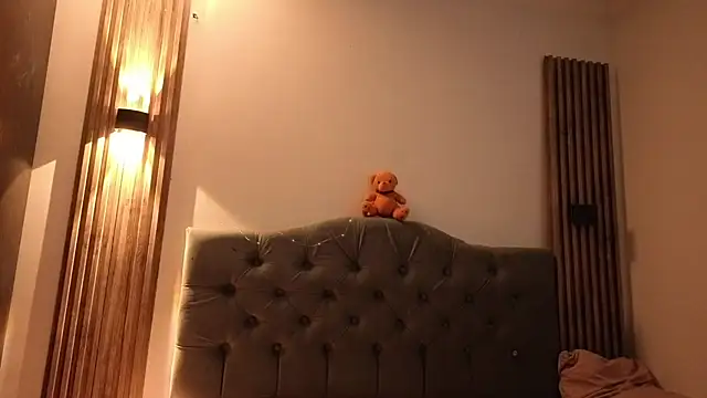 cute emmma online show from April 15, 2026, 11:16 am