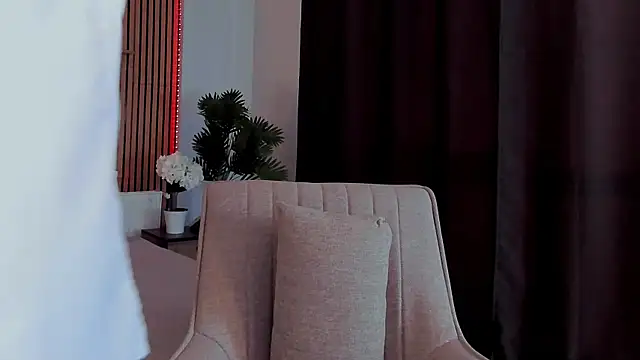 EmeraldGlow online show from April 10, 2026, 2:35 pm