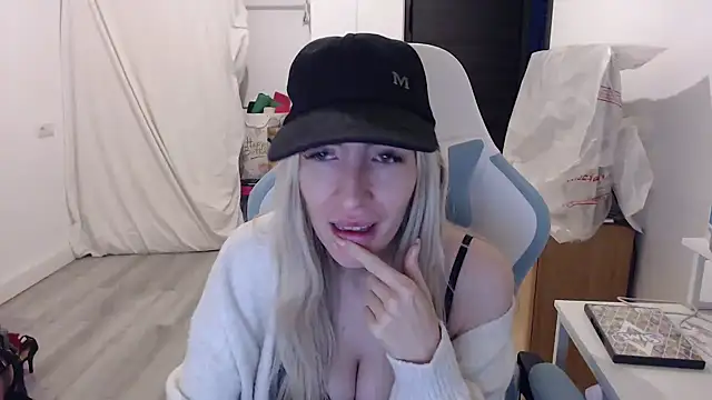 BarbieBlondieGirl online show from February 18, 2026, 6:04 pm