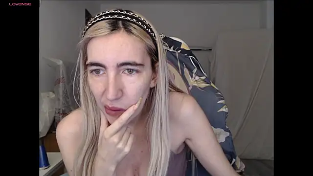 BarbieBlondieGirl online show from May 18, 2026, 2:11 pm