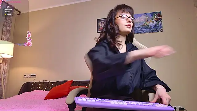 Snapshot of Mirellune chatting on February 7, 2026, 7:11 pm Mirellune online show from February 7, 2026, 7:11 pm