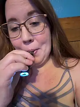 Snapshot of honeybee2033 chatting on January 11, 2026, 5:03 am honeybee2033 online show from January 11, 2026, 5:03 am