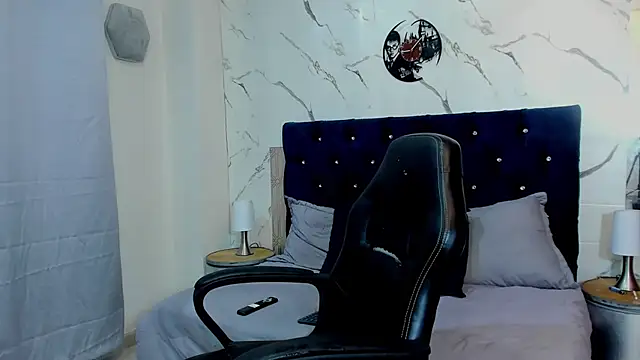 Snapshot of asher_lux chatting on April 22, 2026, 7:53 pm asher lux online show from April 22, 2026, 7:53 pm