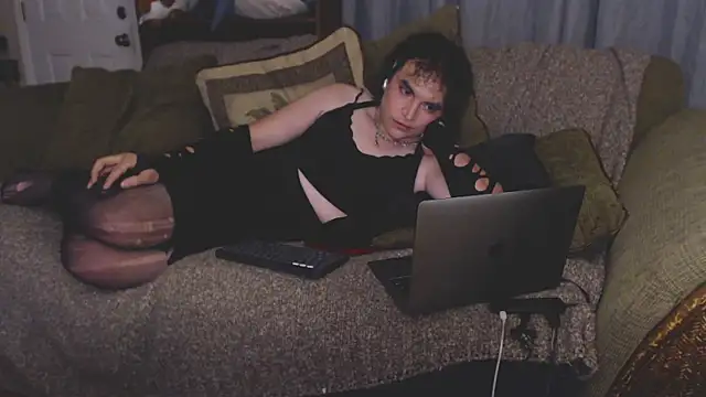 glowiislvt online show from January 6, 2026, 12:20 pm