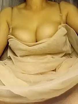 Merrylinh online show from April 10, 2026, 9:33 pm