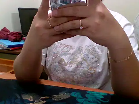 Snapshot of Sarah_no_land chatting on May 6, 2026, 9:13 am Sarah no land online show from May 6, 2026, 9:13 am