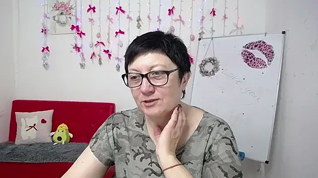 EmilyL0ve online show from April 15, 2026, 5:28 pm