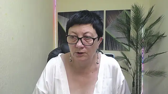 Snapshot of EmilyL0ve chatting on July 4, 2026, 5:17 pm EmilyL0ve online show from July 4, 2026, 5:17 pm